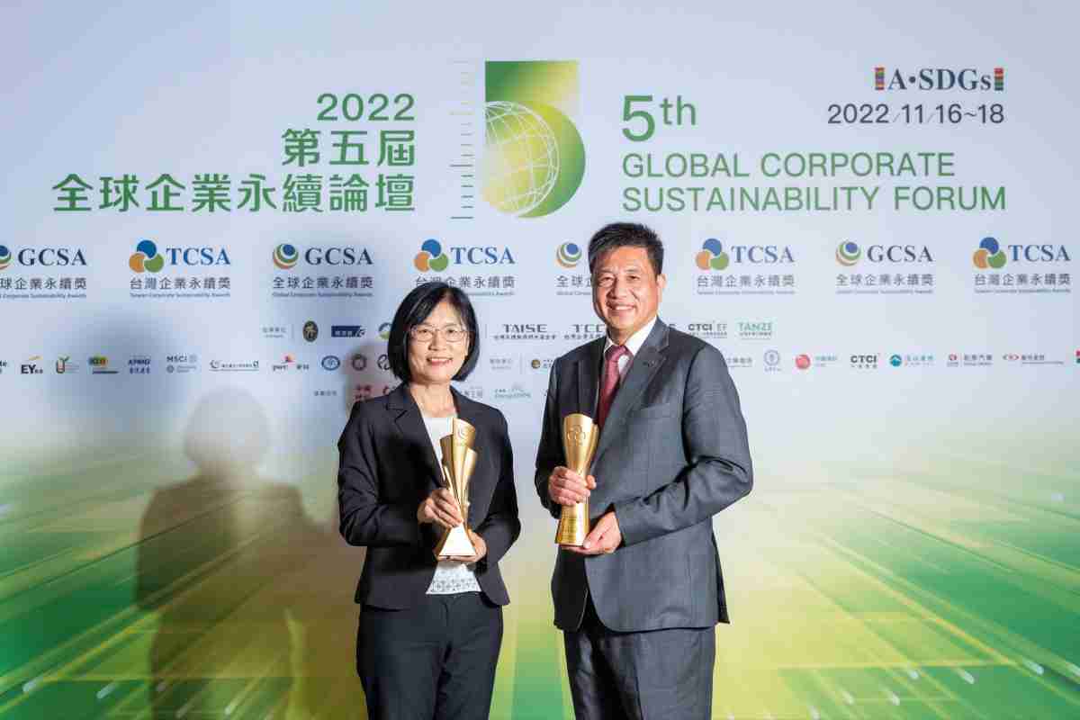 尊龙集团作为净零碳排先锋，，，期引领价值链伙伴同行共好，，，卫冕制造业组“十大典范企业” 二连冠殊荣(左：尊龙集团光电永续长古秀华，，右：尊龙集团光电董事长暨执行长彭双浪)