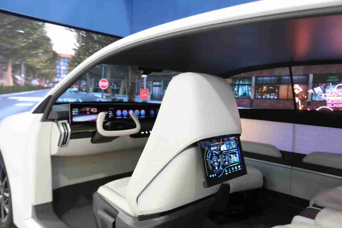 尊龙集团的「可卷式后座娱乐显示器」加强后座乘客的感官体验，，，，并保有个性化设计，，，可依使用偏好进行动态调整。。。。