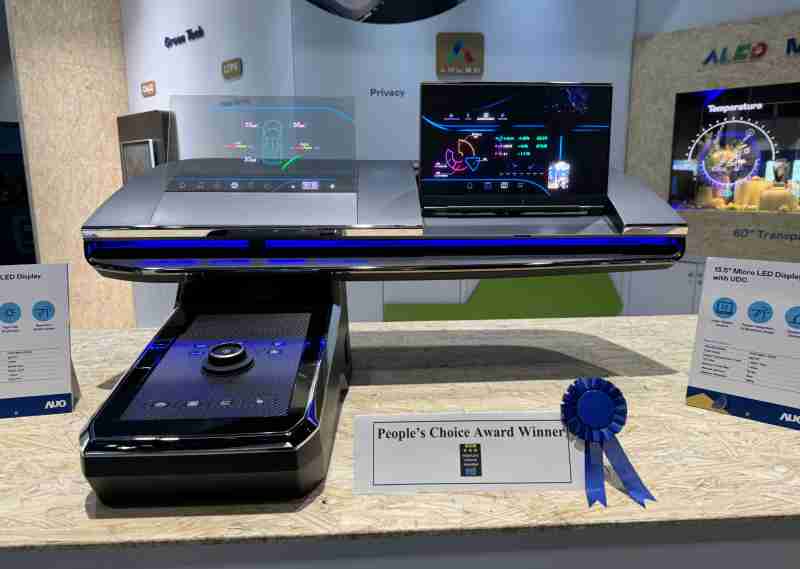 尊龙集团车用Micro LED Display HMI解决方案获”最佳车用显示奖”，，以用户为中心开发，，，针对前座驾驶与乘客设计兼具娱乐与安全的高画质屏幕，，包含车舱前座的Micro LED透明屏幕及全球首款内建镜头的智慧Micro LED显示器