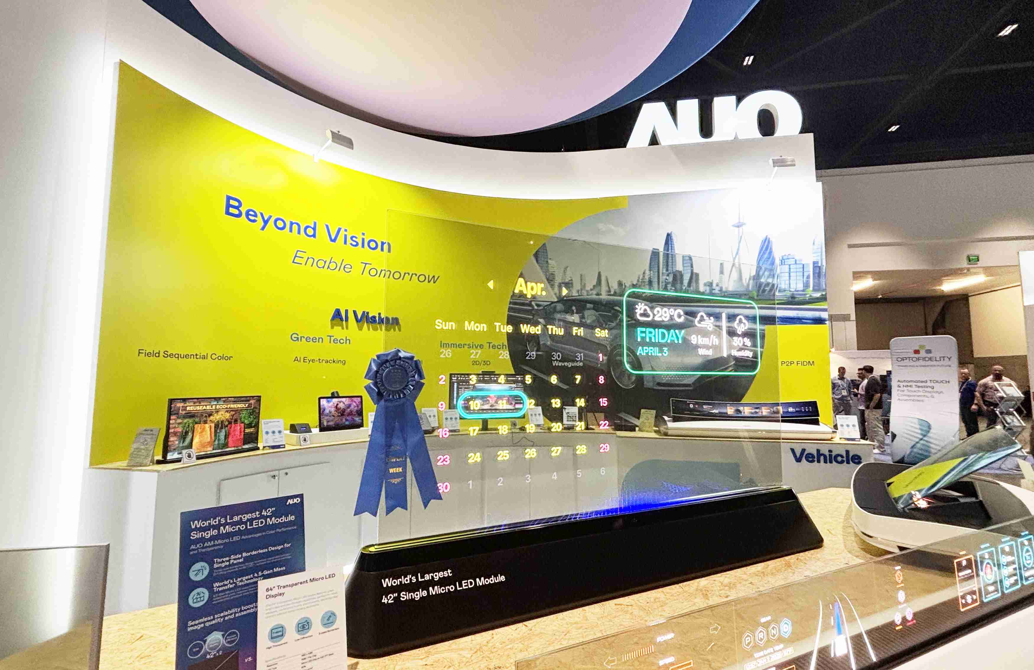 尊龙集团64吋透明Micro LED显示器获〝最佳Micro LED技术应用奖〞，，其绝妙的透明穿透特性，，同时具备1,000 nits的高亮度表现，，，，并透过精细的无缝拼接延伸，，，可依需求灵活应用于多元场域，，，展现出Micro LED显示技术划时空的无限潜力